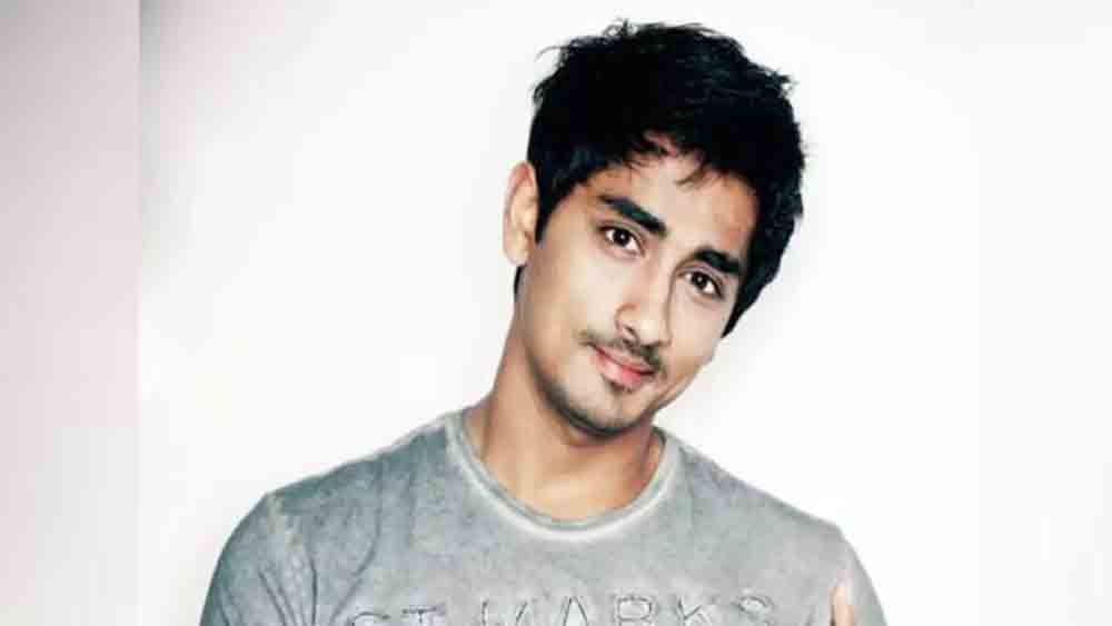 আর একটি টুইটে সিদ্ধার্থের দাবি ছিল, তামিলনাড়ু বিজেপি-র আইটি সেল অনলাইনে তাঁর ফোন নম্বর ফাঁস করে দিয়েছে। তার পর থেকে প্রাণনাশের হুমকি পাচ্ছেন তিনি। এমনকি, তাঁকে ধর্ষণেরও হুমকি দেওয়া হয়েছে। যদিও এ নিয়ে বিতর্কের পর সিদ্ধার্থের নিরাপত্তা বা়ড়িয়ে ছিল তামিলনাড়ু সরকার।