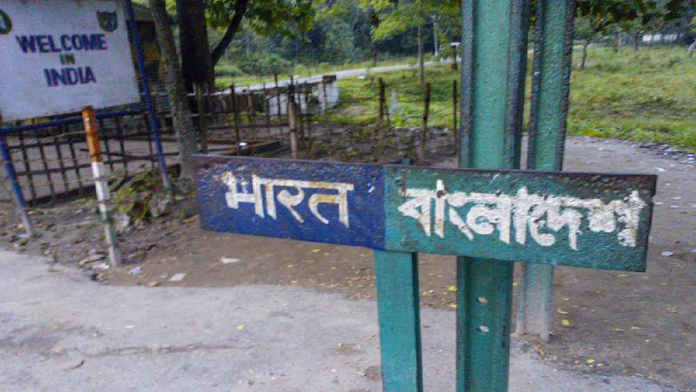 কলকাতা এবং তার প্রতিবেশী দেশ বাংলাদেশের মধ্যে অনেক মিল রয়েছে। একই ধরণের রন্ধনপ্রণালী, ভাষা, আচার-বিচার দুই অঞ্চলেরই। কিন্তু আপনি কি জানেন, বাংলাদেশের রাজধানী ঢাকার নামকরণ করা হয়েছে দেবী দুর্গার একটি রূপ ‘ঢাকেশ্বরী’ দেবীর নামে এবং দুর্গা পুজো সেই দেশের সংস্কৃতিরও একটি অংশ।