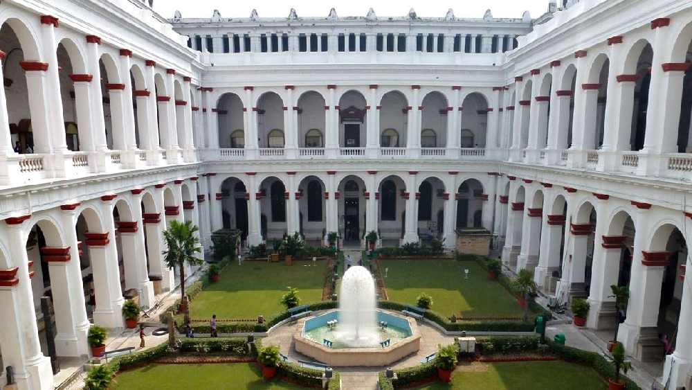 ১৮১৪ সালে এশিয়াটিক সোসাইটি অফ বেঙ্গল কলকাতা জাদুঘর প্রতিষ্ঠান করে। প্রতিষ্ঠাতা ছিলেন ড্যানিশ উদ্ভিদবিদ ন্যাথানিয়েল ওয়ালিচ। কলকাতা জাদুঘর হল ভারতের প্রাচীনতম এবং বৃহত্তম জাদুঘর। এটি বিশ্বের নবম প্রাচীনতম জাদুঘরও বটে। কলকাতার জাদুঘরকে ঔপনিবেশিক যুগের গ্রন্থে কলকাতার ইম্পেরিয়াল মিউজিয়াম হিসেবেও উল্লেখ করা হয়েছে। এখানে বিভিন্ন প্রাচীন জিনিসপত্র, বর্ম এবং অলঙ্কার, জীবাশ্ম, কঙ্কাল, মমি এবং বিরল মুঘল চিত্রকলা সংরক্ষণ করে রাখা হয়েছে।
