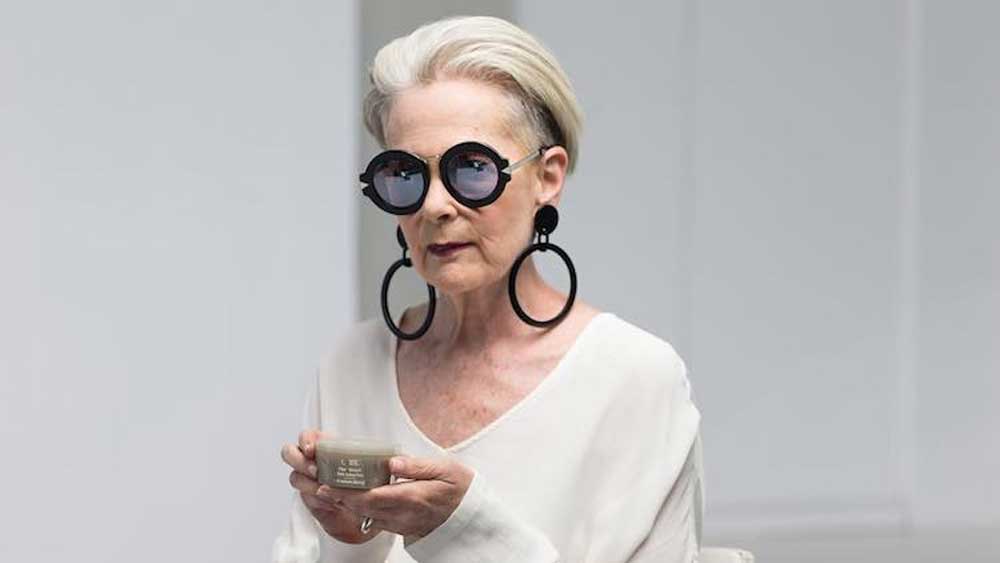 যে বয়সে অনেকেই অবসরের আনন্দ উপভোগ করেন, সে বয়সেই ফ্যাশন মডেলিংয়ের দুনিয়ায় দাপিয়ে বেড়াচ্ছেন লিন। ইনস্টাগ্রামে এখনও পর্যন্ত তাঁর ৭ লক্ষ ৫৯ হাজারের বেশি ‘ফলোয়ার’-এর মধ্যে অনেকেই কমবয়সি। তাঁদের অনেকে আবার লিনের মতো ‘কুল’ হতে চান। লিনের কথায়, ‘‘কমবয়সিরা বার্ধক্যের ধারণাকে অস্বীকার করেন না। তাঁরা এমন ভাবে বুড়ো হতে চান না, যা যুগ যুগ ধরে তাঁদের মনে গেঁথে দেওয়া হয়েছে।’’