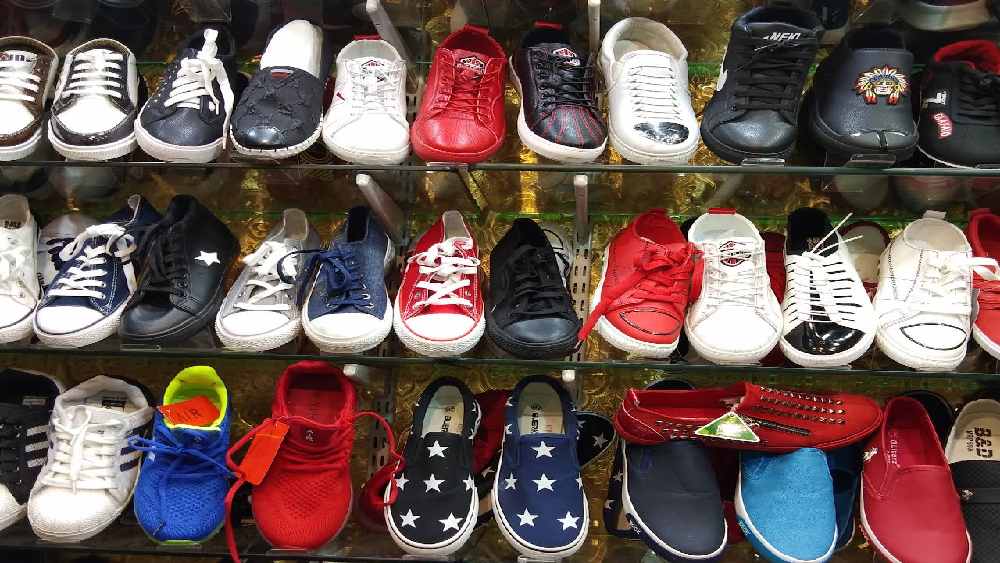 মনের মতো স্নিকার্স চাই? কিংবা প্রিয় ফুটবলারের মতো স্পাইক দেওয়া জুতো? সবই পেয়ে যাবেন খিদিরপুরের এই পুরনো মার্কেটে। 