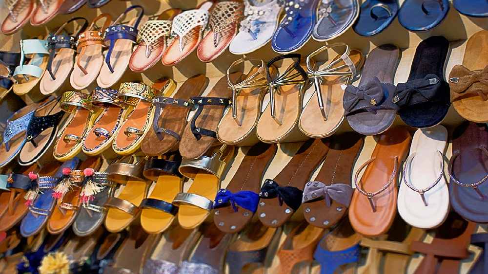 প্লাস্টিকের চটি থেকে ভেলভেটের বুট— সবই  পেয়ে যাবেন  নিউ মার্কেটের বাইরে ধর্মতলা ফুটপাথে।