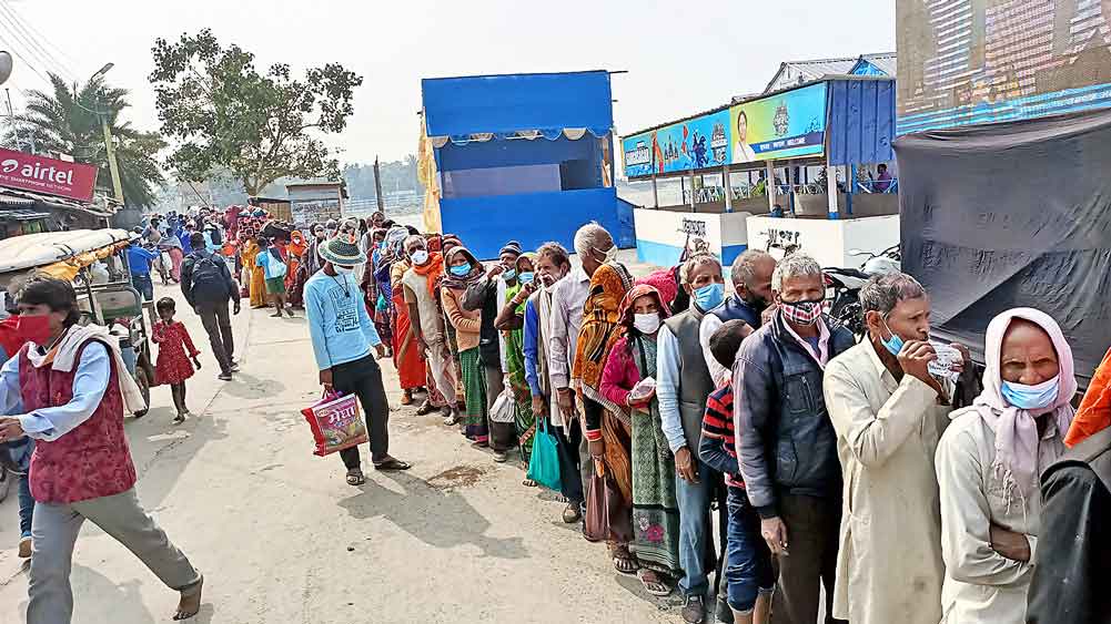 দূরত্ব-বিধি উপেক্ষা করেই ভেসেলে ওঠার লম্বা লাইন। মঙ্গলবার। নিজস্ব চিত্র