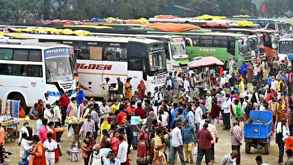 উদ্বেগজনক: গঙ্গাসাগরের পুণ্যার্থীদের ভিড় চিন্তায় রেখেছে চিকিৎসকদের। মঙ্গলবার, বাবুঘাটে। 