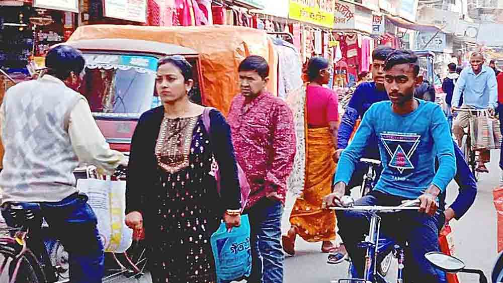 বেপরোয়া: মাস্ক ছাড়াই বাইরে বেরিয়েছেন মানুষ। বনগাঁ শহরের বিভিন্ন জায়গায় চোখে পড়ল এমনই চিত্র।