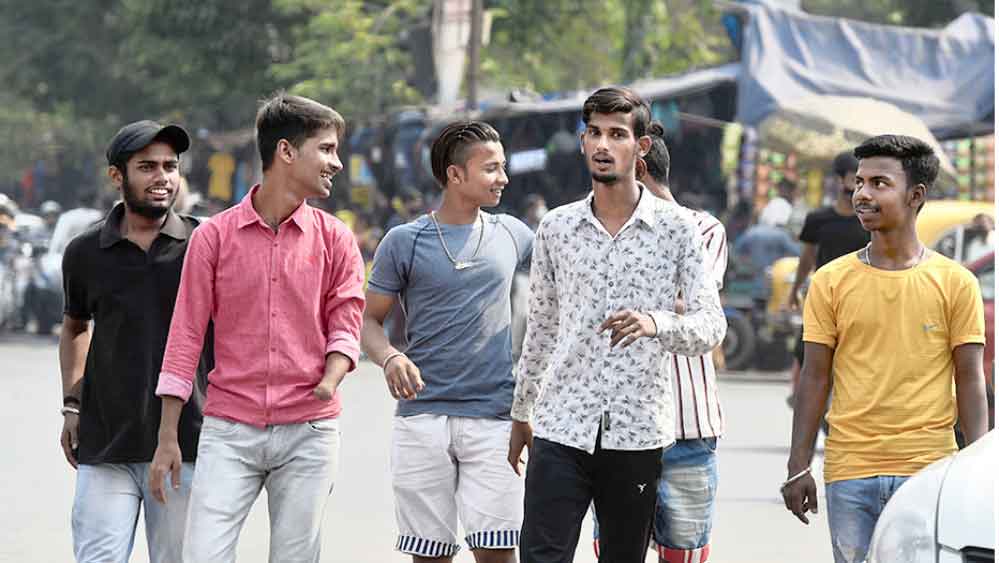 এখনও মাস্কহীন অবস্থায় ঘুরতে দেখা যাচ্ছে অনেককে। ফাইল চিত্র।