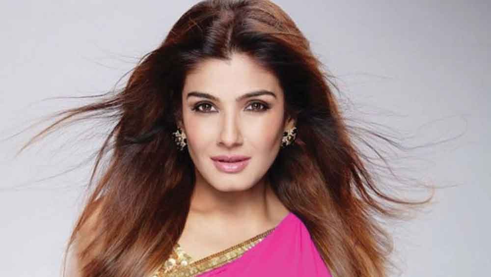 কবে, কখন বা কোথায় বাগদান হয়েছিল? সে সব খোলসা না করলেও তাঁদের সম্পর্কের অনেক কথা জানিয়েছেন রবিনা। তাঁর সঙ্গে যে অক্ষয় গোপনে মন্দিরে বিয়ে সেরে নিতে চেয়েছিলেন, তা-ও স্বীকার করেছেন সংবাদমাধ্যমে।