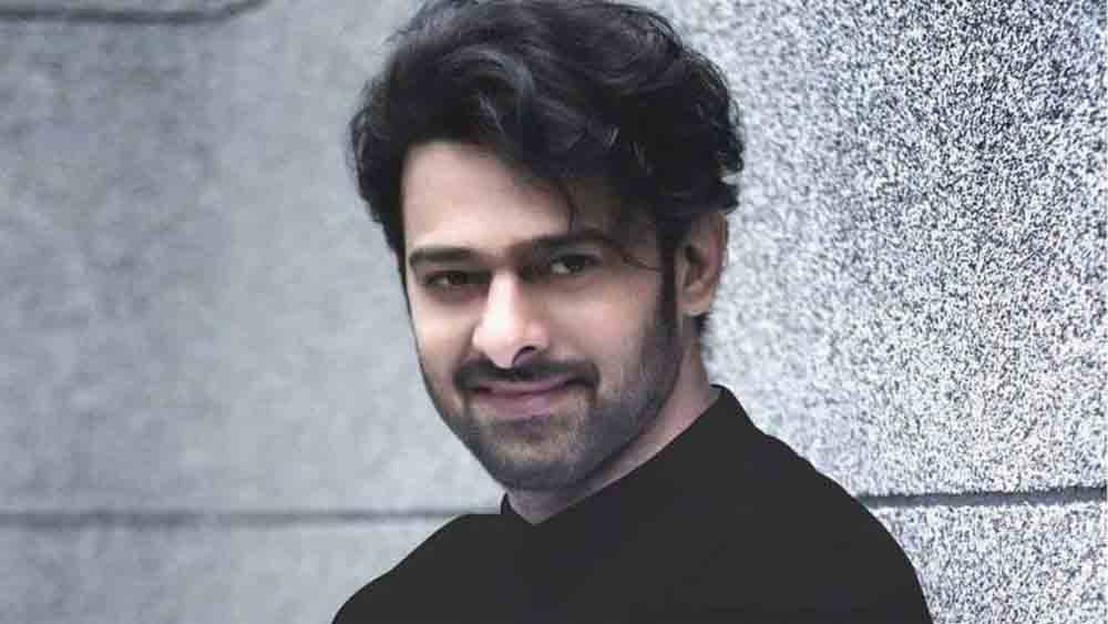 ‘বাহুবলী’-অধ্যায়ের পর প্রভাসের দোরগোড়ায় যে প্রযোজকদের লম্বা লাইন পড়ে যাবে, তা স্বাভাবিক। তবে সকলকে তো একসঙ্গে খুশি করতে পারা যায় না! তাই বেছে বেছে কয়েকটি ফিল্মে কাজ করা স্থির করেন তিনি।