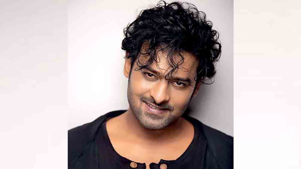 হ্যাঁ! ঠিকই পড়েছেন। মাত্র একটি ফিল্মে কাজের জন্য দেড়শো কোটি টাকা নিচ্ছেন প্রভাস। এ ফিল্মের পরিচালক তুলনামূলক ভাবে আনকোরা। তবে সফল বটে। প্রথম ফিল্ম তেলুগুতে ‘অর্জুন রেড্ডি’। এর পরেরটি অবশ্য হিন্দিতে। তা-ও আবার ‘অর্জুন রেড্ডি’-র রিমেক— ‘কবীর সিং’। সেটিও তুমুল সফল।