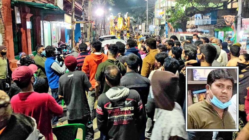 ঘটনাস্থলে ভিড়। (ইনসেটে) নিহত দীপক দাস। বুধবার, আমহার্স্ট স্ট্রিটে। 