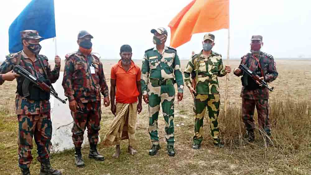 সাজনকে নিয়ে রক্ষীরা।