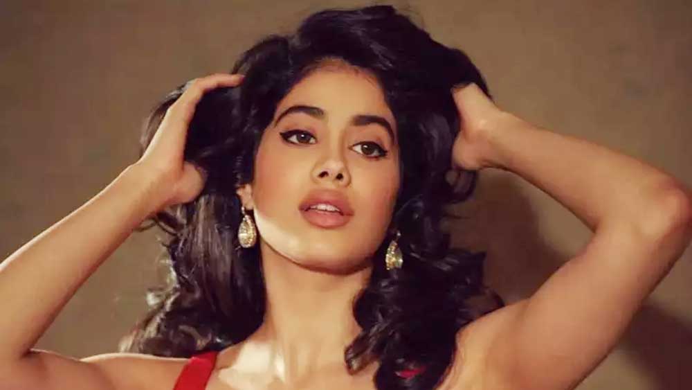 মাত্র কয়েক বছর ধরে বলিউডের পর্দায় দেখা যাচ্ছে তাঁকে। তবে এর মধ্যেই বার বার নিজের রূপ বদল করছেন শ্রীদেবীর বড় মেয়ে। কখনও রোম্যান্টিক কমেডি, কখনও বা থ্রিলার ফিল্মে দেখা গিয়েছে জাহ্নবী কপূরকে। কেরিয়ারের শুরুতেই বায়োপিক-এও অভিনয় সেরে ফেলেছেন। তবে জাহ্নবী বলছেন, এ সবে মন ভরছে না। তিনি অরুণিমা হতে চান!