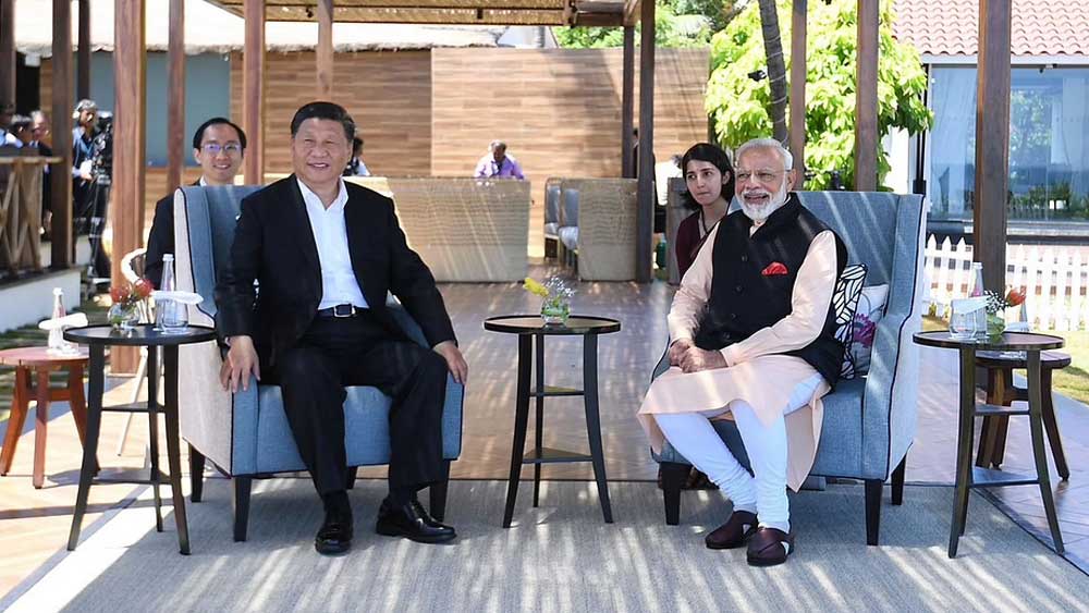 সমালোচনাটি গায়ে লাগার মতো। তবে রাজনৈতিক পর্যবেক্ষকদের কথায়, আসল ব্যাপারটা তার থেকেও অনেক বেশি গুরুতর। তাঁরা বলছেন, ঘটনাটি সিঙ্গাপুরে ঘটেছে। তাই মোদী কী বলছেন এবং দোভাষী কী জানাচ্ছেন, তার সবটাই আমরা বুঝতে পেরেছি। কিন্তু মোদী যখন রাশিয়ায় ভ্লাদিমির পুতিনের সঙ্গে কথা বলেন বা চিনে গিয়ে বৈঠক করেন শি জিন পিংয়ের সঙ্গে, তখন কী হয়? সেখানে মোদী কী বলছেন বুঝতে পারলেও তাঁর দোভাষী কী বলছেন, তা বোঝার ক্ষমতা নেই কারও।