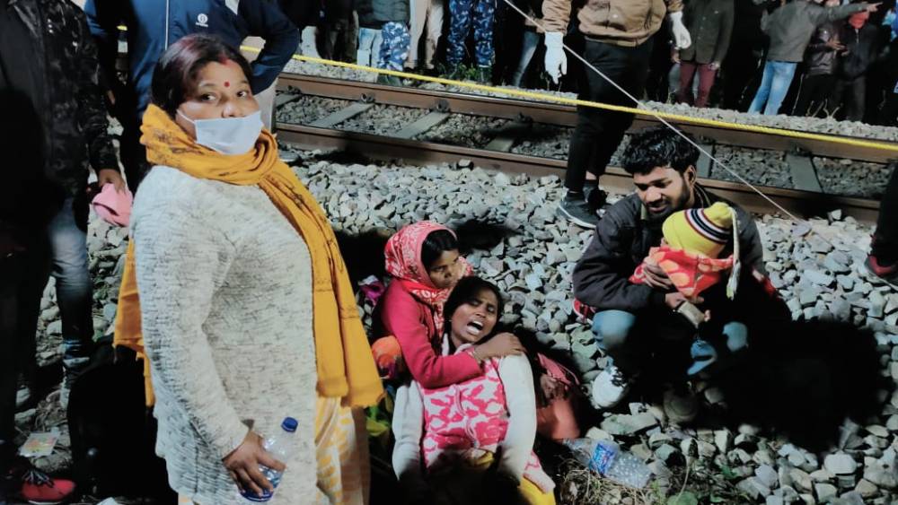 কান্নায় ভেঙে পড়েছেন যাত্রীরা।