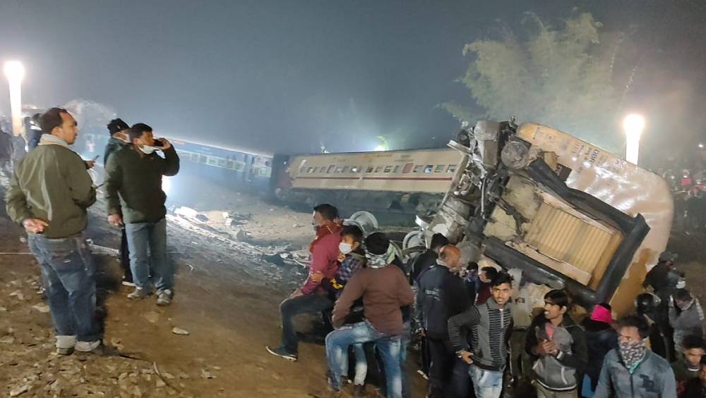 রাতের অন্ধকারে জারি উদ্ধারকাজ।