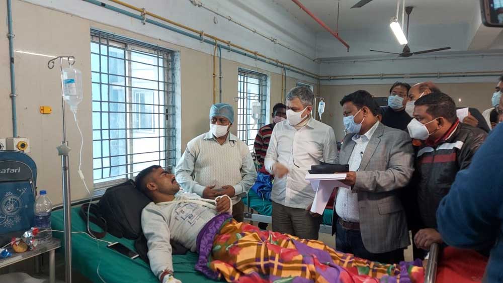 হাসপাতালে আহতদের সঙ্গে কথা বলছেন রেলমন্ত্রী।