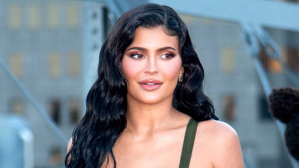 তবে শুধু মহিলা তালিকার শীর্ষেই নয়, পুরুষ এবং মহিলা খ্যাতনামীদের মিলিত তালিকাতেও কাইলি রয়েছেন দু’নম্বরে। তাঁর থেকে সামান্য এগিয়ে পর্তুগিজ ফুটবলার ক্রিশ্চিয়ানো রোনাল্ডো। তবে রোনাল্ডোর বয়স ৩৬। চব্বিশের কাইলির জনপ্রিয়তাকে সে দিক থেকে এগিয়ে রাখাই যায়। এমনকি মোট সম্পত্তির অঙ্কেও ক্রিশ্চিয়ানোকে অনেক পিছনে ফেলে দিয়েছেন কাইলি।