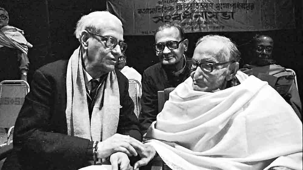 ময়দানের গ্রন্থমেলায় অন্নদাশঙ্কর রায়ের সঙ্গে।