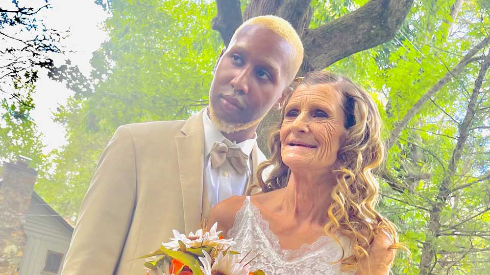 প্রেমে বছর ঘুরতে না ঘুরতেই তড়িঘড়ি বিয়েও সেরে ফেলেছেন শেরিল এবং কিউরান। গত বছরের সেপ্টেম্বর তাঁদের বিয়ের সরাসরি সম্প্রচার হয়েছিল ‘টিকটক’ অ্যাপে। তাতে উচ্ছ্বসিত দম্পতির হাজার হাজার ভক্ত। ভক্তদের উৎসাহেই তাঁদের নিয়ে গোটা একটি অ্যাকাউন্ট খুলে ফেলেছেন দম্পতি।   