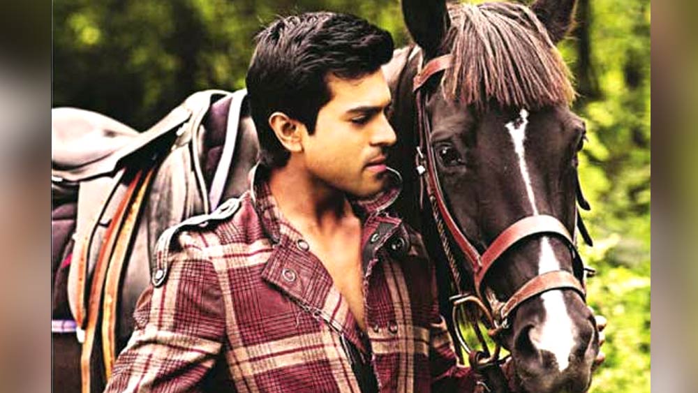 ফিল্মের পর্দায় বহু বার ঘোড়ায় চড়েছেন। তবে পর্দায় বাইরেও ঘোড়ায় চড়ার শখ রাম চরণের। সেই ছোটবেলা থেকেই ঘোড়ার প্রতি ভালবাসা তাঁর। নিজের আস্তাবলে বাদশা এবং কাজল নামে দু’টি ঘোড়াও রয়েছে বলে জানিয়েছেন রাম চরণ।