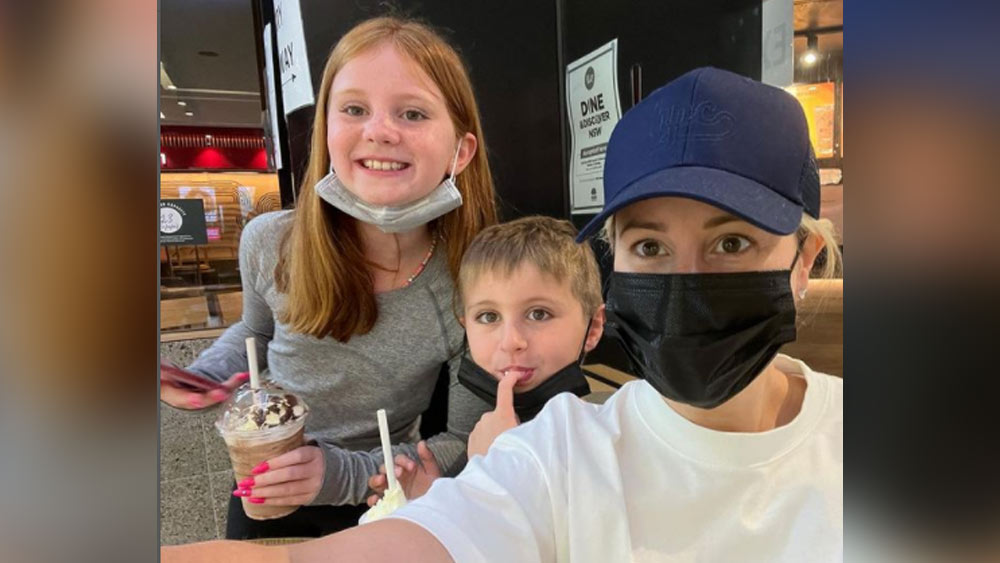 নিশ্চয়ই ভাবছেন, কিসের ব্যবসা করে পিক্সি? তার আগে বলে নেওয়া যাক, এখনও প্রাথমিক স্কুলের গণ্ডি পার না করলেও পিক্সির ব্যাঙ্ক অ্যাকাউন্টে লাখো টাকার ছড়াছড়ি। থুড়ি, বরং বলা ভাল তার অ্যাকাউন্টটি অস্ট্রেলীয় ডলারে ডলারে ছয়লাপ।