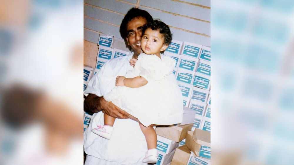 শো’রুমে বাবা সত্যব্রত দে'র সঙ্গে ছোট্ট রচিতা