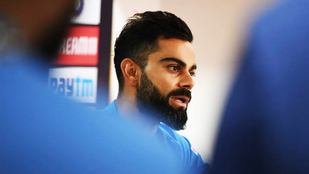 এমনকী সৌরভ যেখানে বলেছিলেন, এক দিনের ক্রিকেটে অধিনায়কত্ব থেকে সরানো নিয়ে কোহলীর সঙ্গে তাঁর কথা হয়েছে, সেখানে কোহলী ওই সাংবাদিক সম্মেলনে বলে দেন, দল নির্বাচনের মাত্র দেড় ঘণ্টা আগে তাঁকে জানানো হয়েছে, তাঁকে আর অধিনায়ক রাখা হবে না। পাঁচ নির্বাচক তাঁকে ফোনে এই কথা জানিয়েছিলেন।