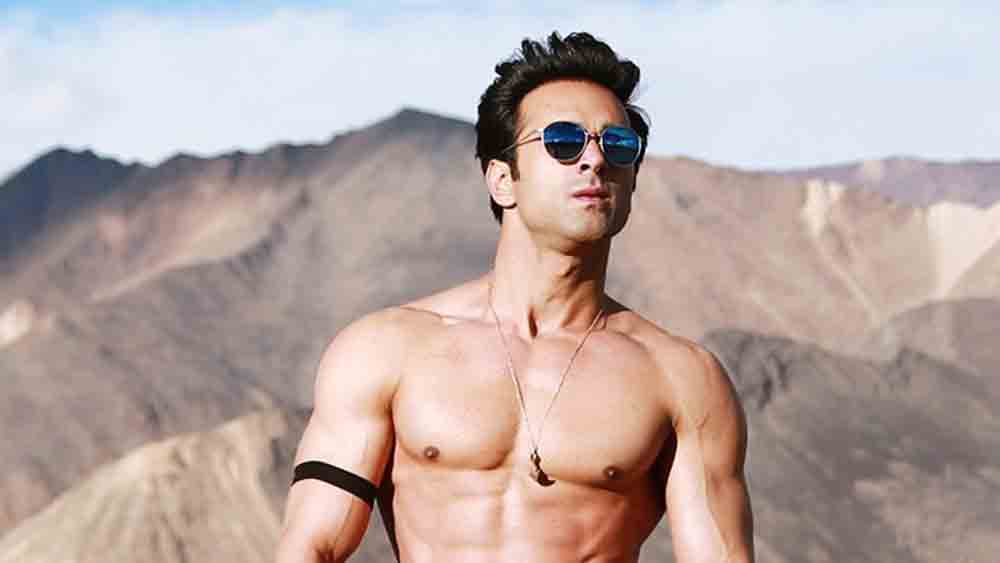 ২০১৩ সালে ‘ফুকরে’ করার আগে থেকেই অবশ্য টেলিভিশনে তারকার তকমা পেয়ে গিয়েছিলেন পুলকিত। ‘কিউ কি সাস ভি কভি বহু থি’-তে নজর কেড়েছেন। মৌনী রায়কে সঙ্গে নিয়ে ‘কহো না প্যায়ার হ্যায়’-তে মধ্যমণি হয়ে বসেছেন।