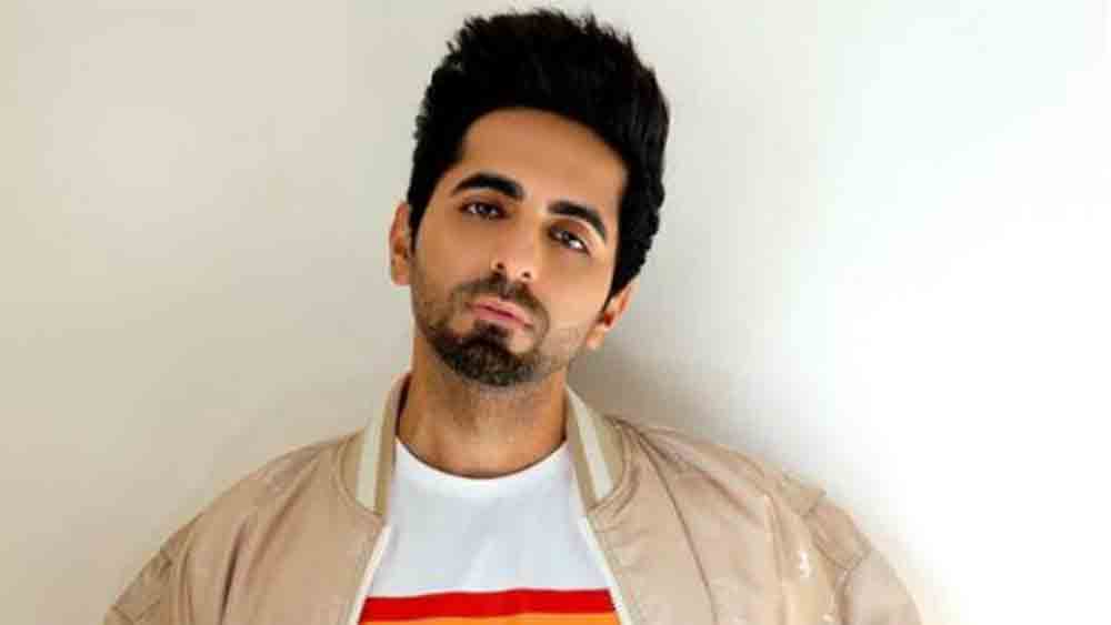 চণ্ডীগড়ের থিয়েটারের মঞ্চ থেকে বলিউডের অনিশ্চিত জীবন। তবে বেপাড়ায় গিয়েও নিজের জমি নিশ্চিত করেছেন আয়ুষ্মান খুরানা। নিত্যদিনের খেটে খাওয়া মধ্যবিত্ত থেকে কঠিন মুখের পোড়খাওয়া পুলিশ— সবেতেই সমান সাবলীল। নায়কোচিত হাবভাব নয়, বরং ‘আম আদমি’কে নিজের অভিনয়ে তুলে এনেছেন আয়ুষ্মান। ফলও মিলেছে হাতেনাতে। পারিশ্রমিকের নিরিখে বলিউডে প্রথম সারিতে থাকলেও কবিতা লেখা বন্ধ করেননি ‘ভিকি ডোনর’। ‘দম লাগা কে হেইশা’, ‘বরেলী কি বরফি’, ‘শুভ মঙ্গল সাবধান’, ‘বাধাই হো’, ‘অন্ধাধুন’, ‘আর্টিক্‌ল ১৫’—একের পর এক হিট ফিল্মে সমালোচকেরা মন খুলে আয়ুষ্মানের প্রশংসা করেছেন।