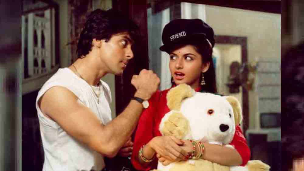 সুরজ বরজাতিয়ার ‘ম্যায়নে প্যায়ার কিয়া’-তে ভাগ্যশ্রীকে পাশে পেয়েছিলেন সলমন। ১৯৮৯ সালে সেই ফিল্মের পর নিজের ভাগ্যকে যেন হাতের মুঠোয় পুরে ফেলেছিলেন সলমন। ওই ফিল্ম মুক্তির আগেই অবশ্য ‘বিবি হো তো অ্যায়সি’-তে পার্শ্বচরিত্রে দেখা গিয়েছে সল্লু মিয়াঁকে। তবে নায়ক হিসেবে ‘ম্যায়নে প্যায়ার কিয়া’-ই সলমনের প্রথম ফিল্ম!