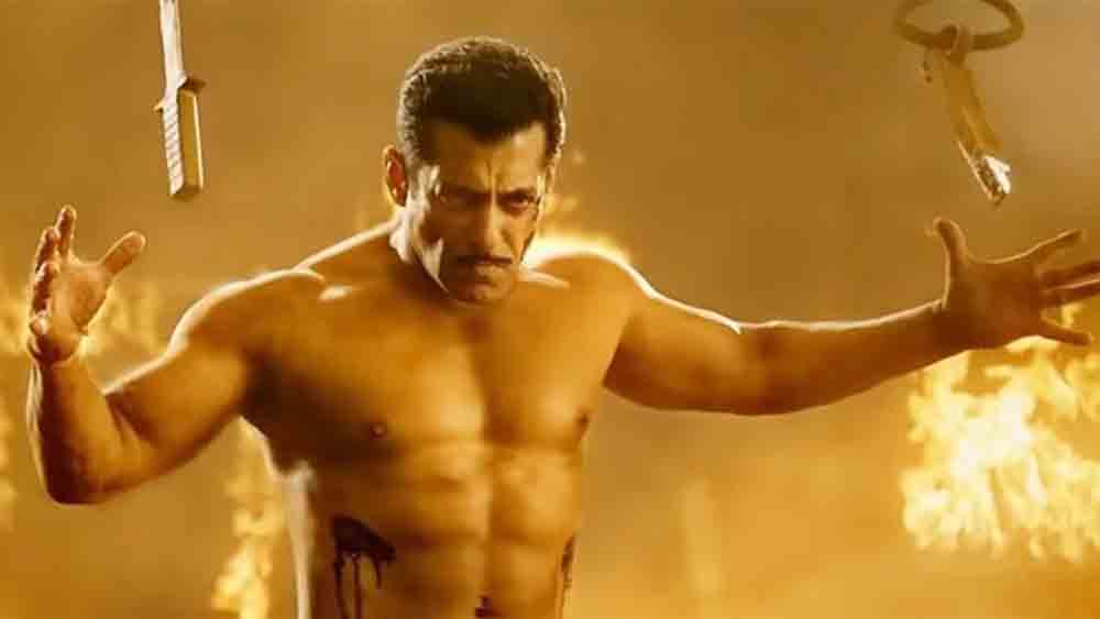 সুরজের ফিল্মের পর প্রায় তিন দশক কেটে গিয়েছে। এর মধ্যে বলিউডে তিনি নিজেই একটি ব্র্যান্ড— সলমন। তিরিশ বছরে নিজের ফিল্ম ছাড়াও একাধিক সম্পর্কে জড়িয়েছেন সেলিম খানের ছেলে। 