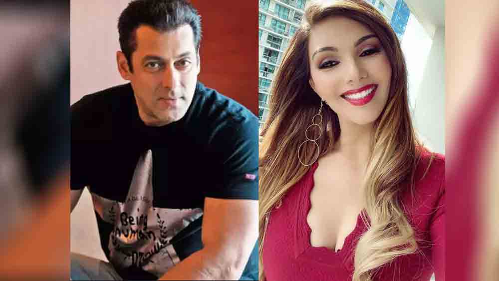 তবে সলমনের কোনও ‘প্রেমিকা’ কি তাঁকে বিয়ে করার জন্য নিজের ঘরবাড়ি ছেড়ে এ দেশে এসেছেন? এককালে আমেরিকার ফ্লোরিডায় থাকতেন সোমি। তবে শুধুমাত্র সলমনকে বিয়ে করবেন বলে নাকি ফ্লোরিডা ছেড়ে এ দেশে চলে এসেছিলেন কিশোরী সোমি।