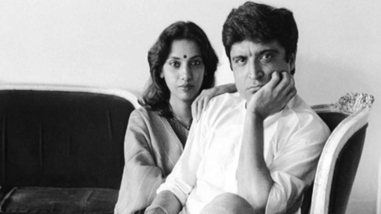 শাবানা এবং জাভেদের সম্পর্ক প্রকাশ্যে আসার সময়ে সমাজ থেকে নানা কটাক্ষ এসেছিল। অনেকেই কাদা ছোড়া শুরু তাঁদের দু’জনকে নিয়ে। শাবানা তাঁর এবং জাভেদের বিয়ে নিয়ে কথা বলার সময়ে এক সাক্ষাৎকারে বলেছিলেন, ‘‘আমি সেই সময়ে নিজের যুক্তি দিতে পারতাম সকলকে। কিন্তু তাতে আরও কথা বাড়ত। আমি জানতাম, এখন চুপ থাকলে পরে সবাই ধীরে ধীরে বুঝবে। এবং তা-ই হল।’’