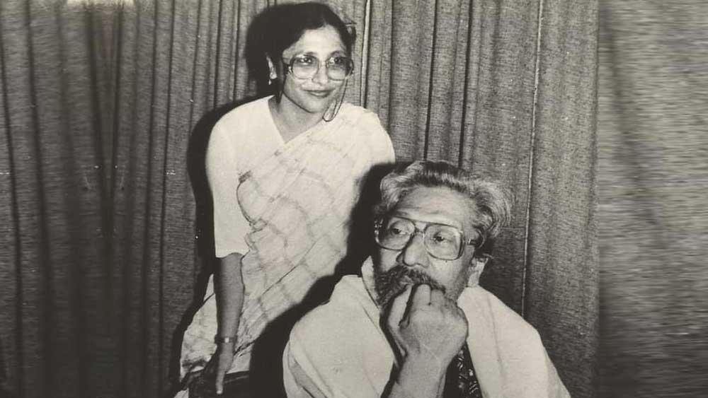 তিনি আজ সব গানস্যালুটকে নম্র আভিজাত্যে দূরে রেখে একা চললেন তাঁর রাজার কাছে।