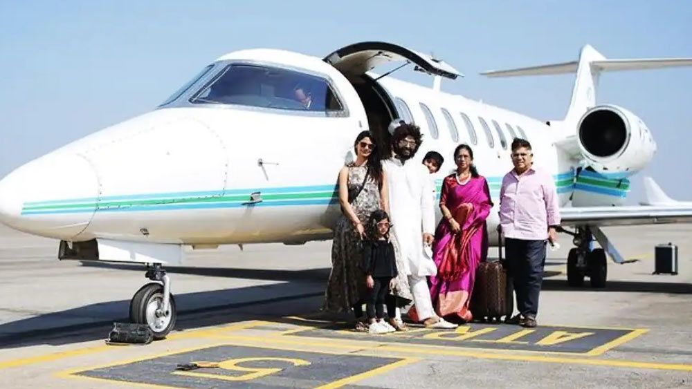 পরিবারের সঙ্গে সেই বিমানে করে দেশ বিদেশে ভ্রমণ করেন নায়ক।
