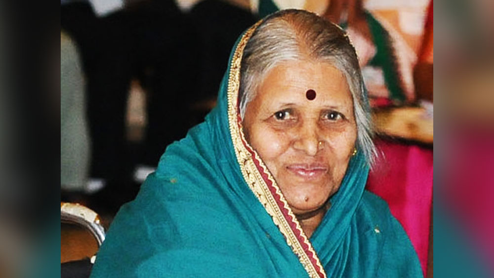 গরু চরিয়ে সংসার চালাতেন সিন্ধুতাইয়ের বাবা অভিমান। অভাব নিত্যসঙ্গী। তা সত্ত্বেও মেয়েকে স্কুলে পাঠিয়েছিলেন। তবে নুন আনতে পান্তা ফুরোয় যে সংসারে, সেখানে মেয়ের পড়াশোনার জন্য পয়সা খরচ করা কেন? স্ত্রীর এই যুক্তির কাছে হার মেনে মেয়েকে স্কুলে যেতে বারণ করেন অভিমান। সে সময় সিন্ধুতাই চতুর্থ শ্রেণির ছাত্রী।