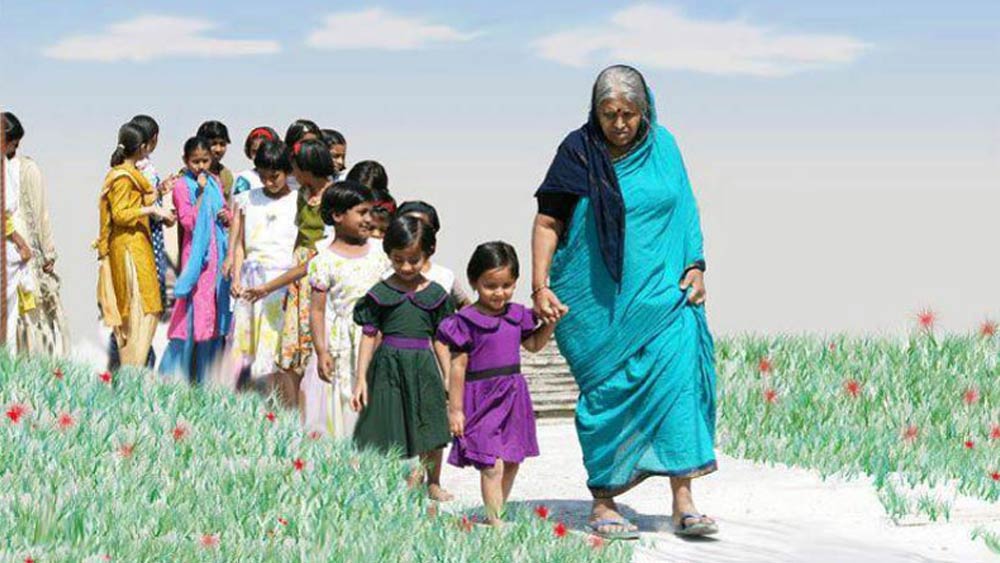 চতুর্থ সন্তানের জন্মের আগে সিন্ধুতাইয়ের জীবনে ফের বিপত্তি। অভিযোগ, গ্রামের কর্তাব্যক্তিদের অপমান করেছিলেন সিন্ধুতাই। তার প্রতিশোধ নিতেই স্ত্রীর চরিত্র নিয়ে শ্রীহরির কাছে নালিশ করেন তাঁরা। এর পর স্ত্রীর চরিত্র নিয়ে প্রশ্ন তোলেন শ্রীহরিও। ন’মাসের অন্তঃসত্ত্বা সিন্ধুতাইকে মারধর করে বাড়ি থেকে বার করে দেন তিনি।