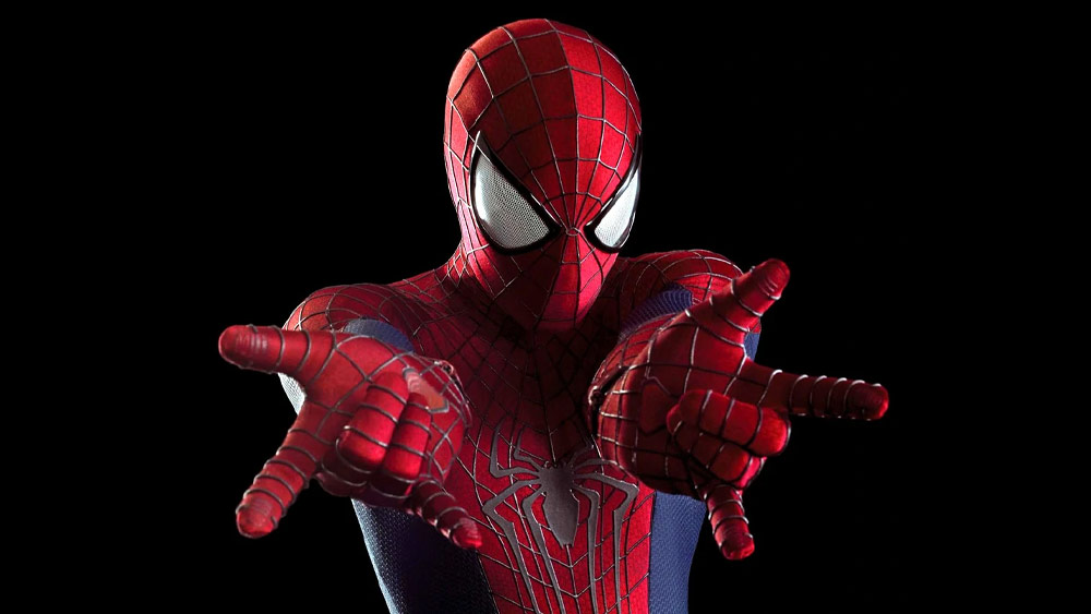 স্কুল পেরিয়ে কলেজের গণ্ডি পার করে ফ্রি-ল্যান্স ফোটোগ্রাফারের চাকরি নিয়েও শান্তি নেই। প্রায়শই অফিসের বড়কর্তার বকা খেতে হয় পিটারকে। শেষমেশ স্পাইডি-র কর্মকাণ্ডের ছবি তুলে তাঁকে শান্ত করেন পিটার।