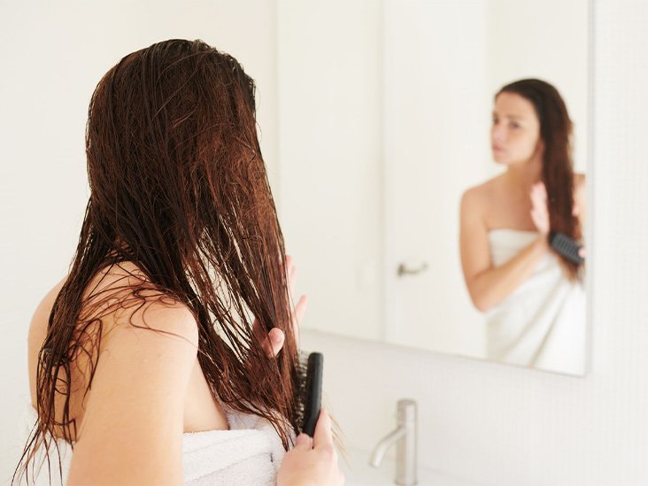 গ্লিসারিন চুলের আর্দ্রতা বজায় রাখতে সাহায্য করে।