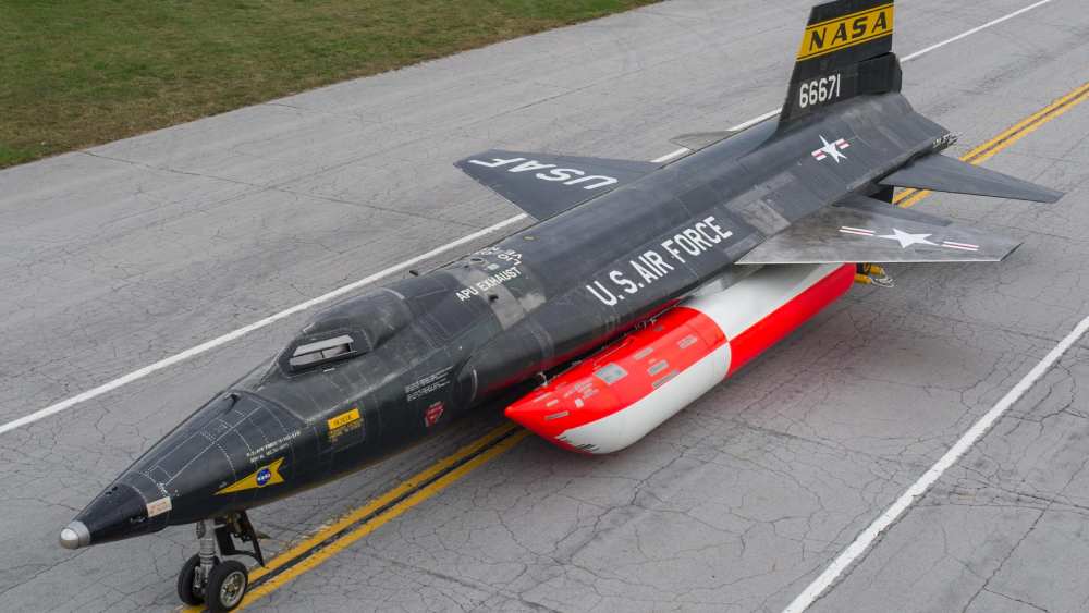 আকাশে ওড়ার মতোই নীচে নামার ক্ষেত্রে ভিন্ন চরিত্র দেখা গিয়েছিল এ সুপারসনিকের। রানওয়ে ছোঁয়ার জন্য বেশির ভাগ বিমান ঘণ্টায় ২০০ মাইল গতিতে প্রস্তুতি নেয়। তবে এক্স-১৫ তা শুরু করত ২০ হাজার ফুট উঁচুতে। সে সময় তার গতি ঘণ্টায় দেড় হাজার ফুট।