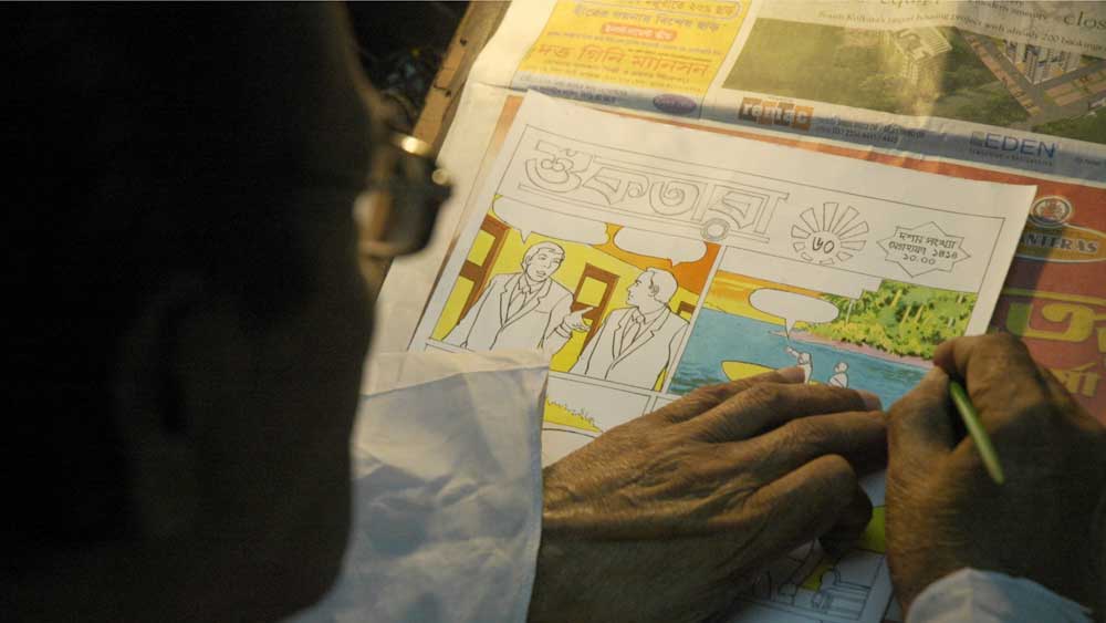 সৃষ্টিতে ব্যস্ত শিল্পী।