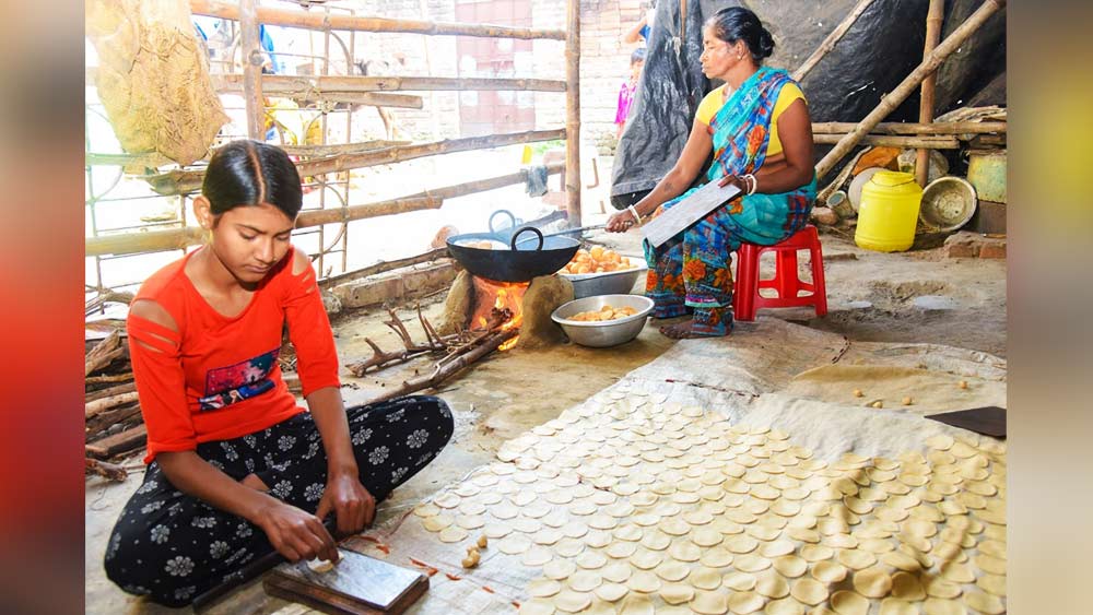 কাজের ফাঁকে পড়াশোনায় ব্যস্ত কবিতা।