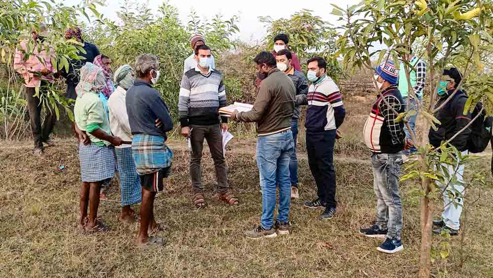 শ্রমিকদের সঙ্গে কথা। নিজস্ব চিত্র