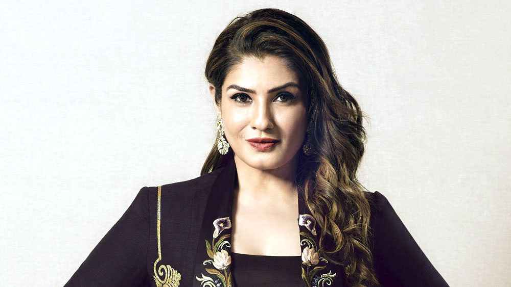 তবে সেই প্রথম নয়। অনেকের সঙ্গেই সম্পর্ককে কেন্দ্র করে একাধিক বার রবিনা খবরের শিরোনামে এসেছেন। তার মধ্যে সবচেয়ে আলোচিত হল ক্রিকেটার রাহুল দ্রাবিড়ের সঙ্গে তাঁর সম্পর্ক।