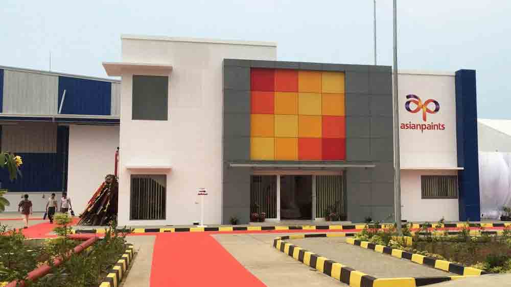 কিন্তু কী করে হল এই লক্ষ্যপূরণ। এর পিছনেও সুপার কম্পিউটার। চম্পক তাঁর বিশ্বস্ত সুপার কম্পিউটারের ভরসাতেই সত্তরের দশকের মাঝামাঝি একটি গুরুত্বপূর্ণ সিদ্ধান্ত নেন। তিনি ঠিক করেন গ্রাহকদের কাছে তাঁর সংস্থার তৈরি রঙ পৌঁছে দেওয়ার জন্য তিনি আর ডিস্ট্রিবিউটর এবং হোলসেলারদের উপর ভরসা করবেন না।