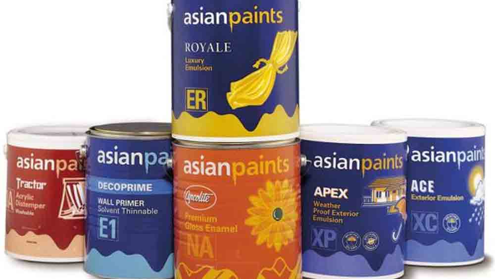 সাধারণত সংস্থার উৎপাদনজাত পণ্য ডিস্ট্রিবিউটর এবং হোলসেলারদের কাছে মজুত করা থাকে। গ্রাহক কী ধরনের জিনিস চান তা ডিলার জানালে, প্রয়োজনীয় পণ্য পৌঁছে যায় ডিলারের হাতে। চম্পক দেখেন, এই প্রক্রিয়ায় রঙের দামের ২০ শতাংশ দিতে হয় ডিস্ট্রিবিউটারদের। হোল সেলারদের কাছে যায় আরও ১০ শতাংশ। এরপর ডিলারদের ভাগ দিয়ে সংস্থার হাতে আসে রঙের দামের ৬০ শতাংশ। ফলে কম লাভ। চম্পক গোটা প্রক্রিয়াটাই বদলে দেন।