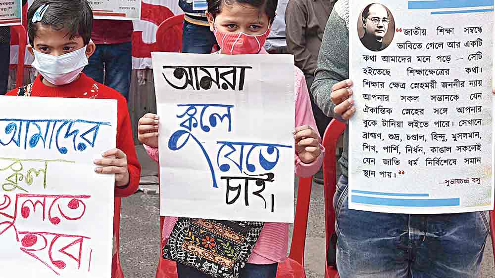 শিক্ষাপ্রতিষ্ঠান খোলার দাবিতে স্কুল পড়ুয়াদের অবস্থান-বিক্ষোভ। কলকাতা বিশ্ববিদ্যালয়ের সামনে। 