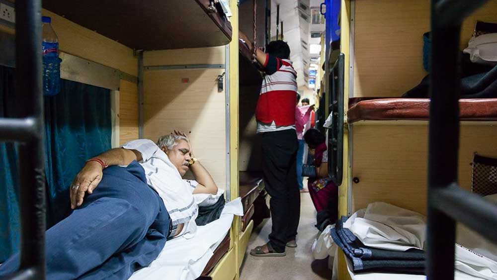 ট্রেনে ফিসফিস স্বরে কথা চাই, যাত্রীদের ‘সৌজন্য’শেখাতে কড়া পথ  নিচ্ছে রেল