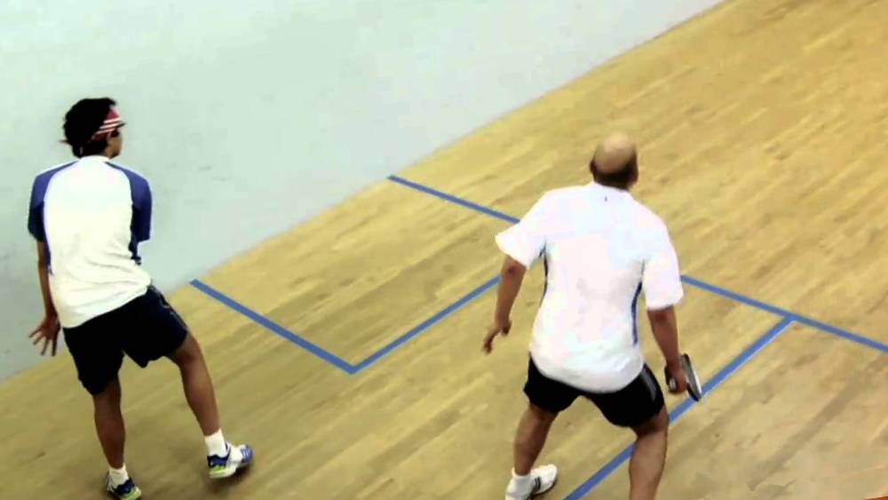 এমন আপনভোলা নিজেকে আড়ালে রাখতে চাওয়া মানুষটাকে হঠাৎই খবরে এনে দিলেন হর্ষ গোয়েঙ্কা। টুইটারে জিমির একটি ছবি দিয়ে তিনি লিখেছেন, ‘ইনি রতন টাটার ভাই জিমি টাটা। দারুণ স্কোয়াশ খেলেন। যত বার ওঁর সঙ্গে খেলেছি, তত বারই হারিয়ে দিয়েছেন আমায়। তবে টাটার অন্য পুত্রদের মতো এঁর ব্যবসায় আগ্রহ নেই। মুম্বইয়ের কোলাবার একটি দু’কামরার ফ্ল্যাটে নিজেকে নিয়েই ব্যস্ত থাকেন।’