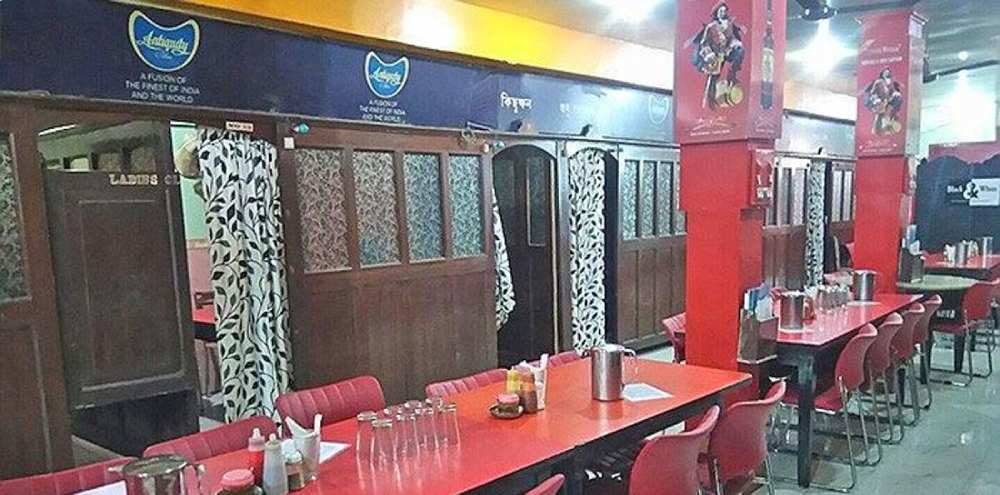 পুরানো কলকাতার কেবিন-স্টাইলে সাজানো এই রেস্তঁরাটি তার সুস্বাদু খাবারের জন্য বিশেষ জনপ্রিয়তা পেয়েছে